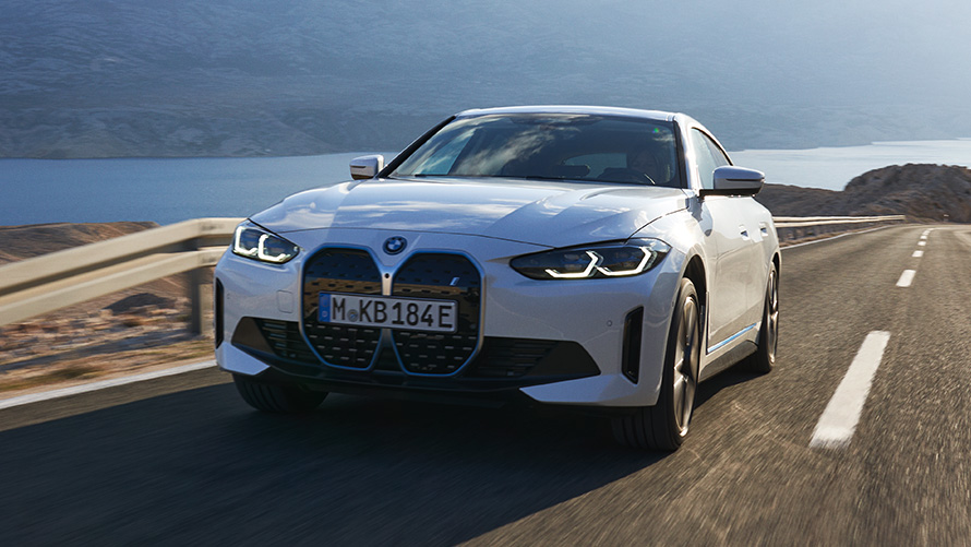 Yeni BMW i4 eDrive40 G26, sürüş sırasında ön çaprazdan görünüm Yeni BMW i4 eDrive40 G26, Metalik Beyaz/Mineral, sürüş sırasında ön çaprazdan görünüm