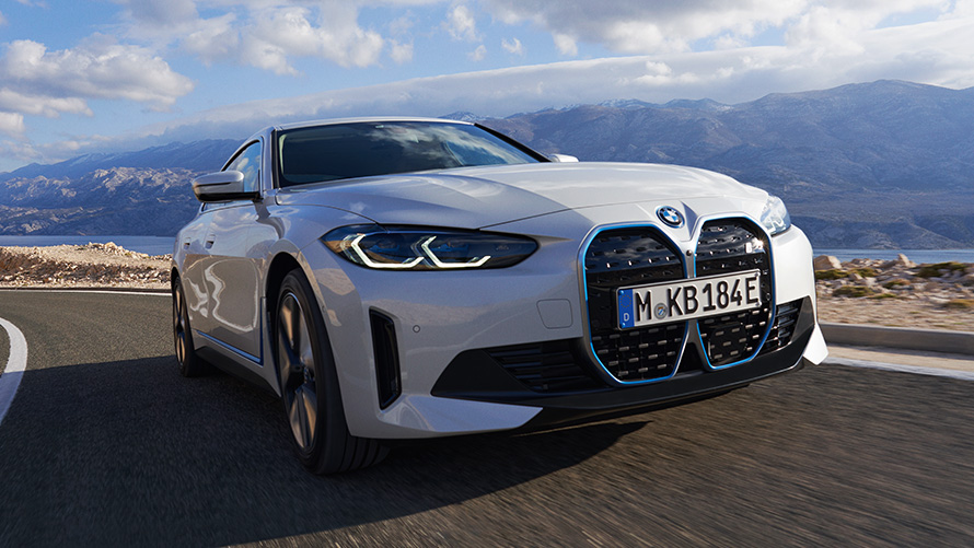 Yeni BMW i4 eDrive40 G26, sürüş sırasında ön çaprazdan görünüm Yeni BMW i4 eDrive40 G26, Metalik Beyaz/Mineral, sürüş sırasında ön çaprazdan görünüm