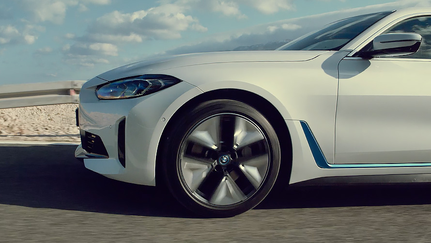 Tamamen elektrikli Yeni BMW i4 M50 G26'nın ait sürüş dinamikleri ve hızlanma özellikleri hakkında video Tamamen elektrikli Yeni BMW i4 M50 G26'nın ait sürüş dinamikleri ve hızlanma özellikleri hakkında video