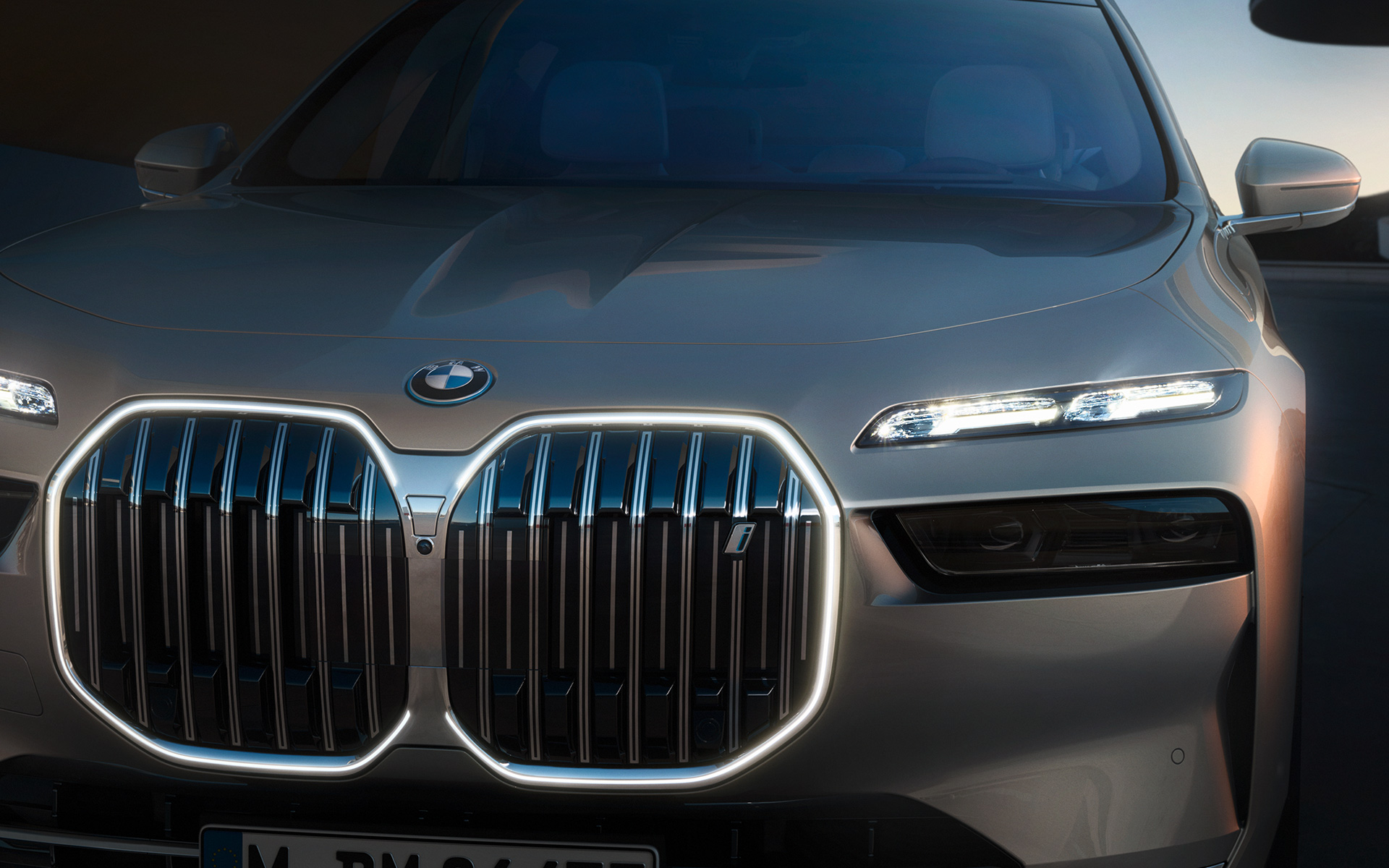 BMW i7 Sedan G70, Dış tasarım, BMW "Iconic Glow" Böbrek Izgaraları BMW i7 Sedan G70, Dış tasarım, BMW "Iconic Glow" Böbrek Izgaraları, Aydınlatması açık halde