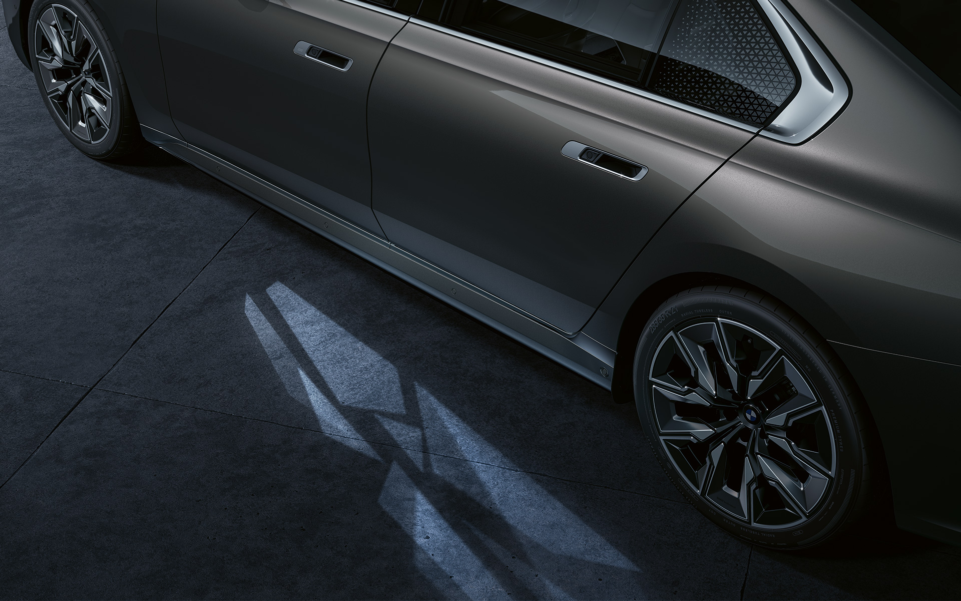 BMW i7 Sedan G70, Dış tasarım, Işıklı Karşılama Halısı Işıklı Karşılama Halısı ile zemin aydınlatması.