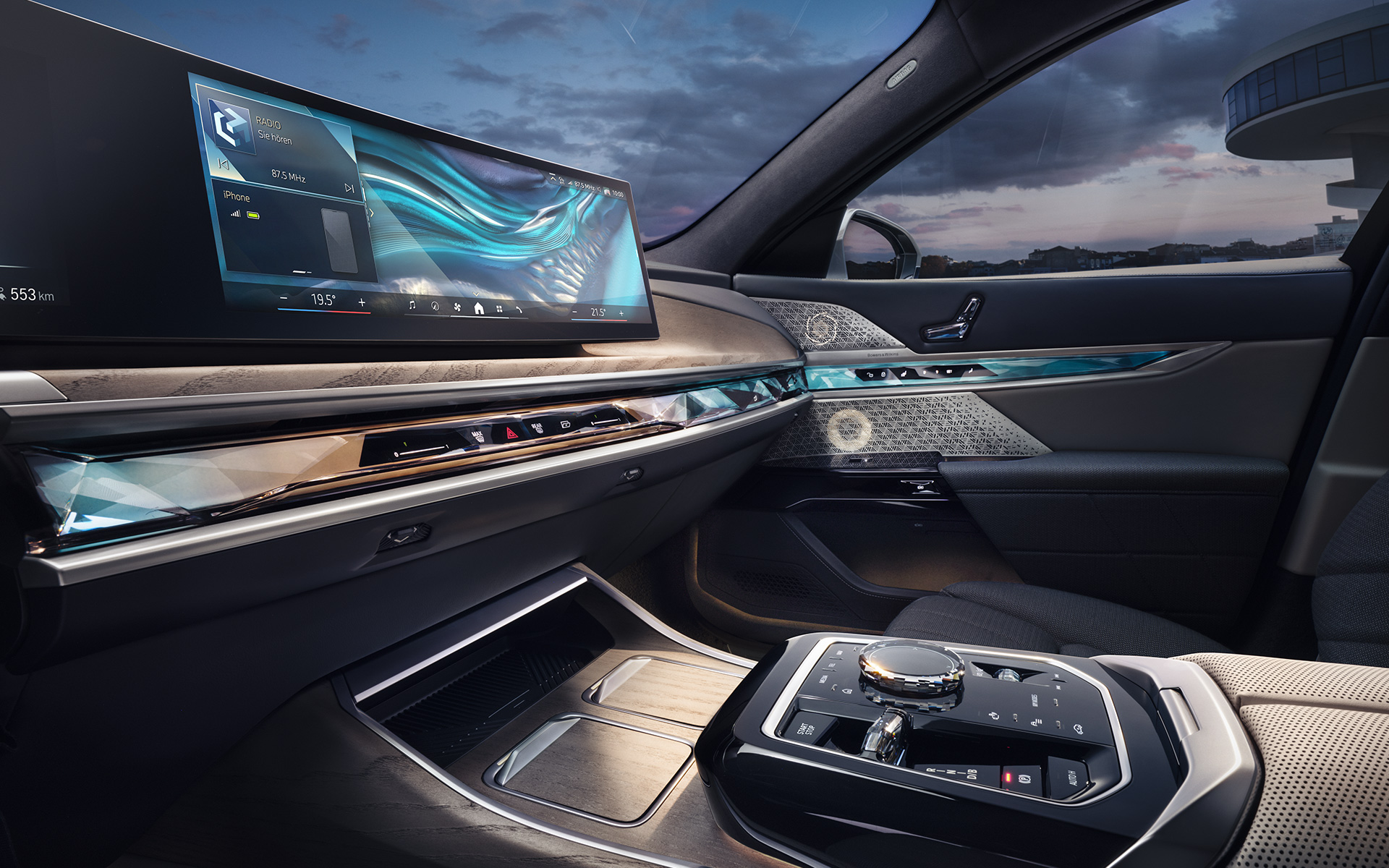 Ön konsol ve Interaction Bar, BMW i7 Sedan G70, İç tasarım Ön konsol ve Interaction Bar, Aydınlatmalı dokunmatik/kontrol şeridi, BMW i7 Sedan G70, iç tasarım