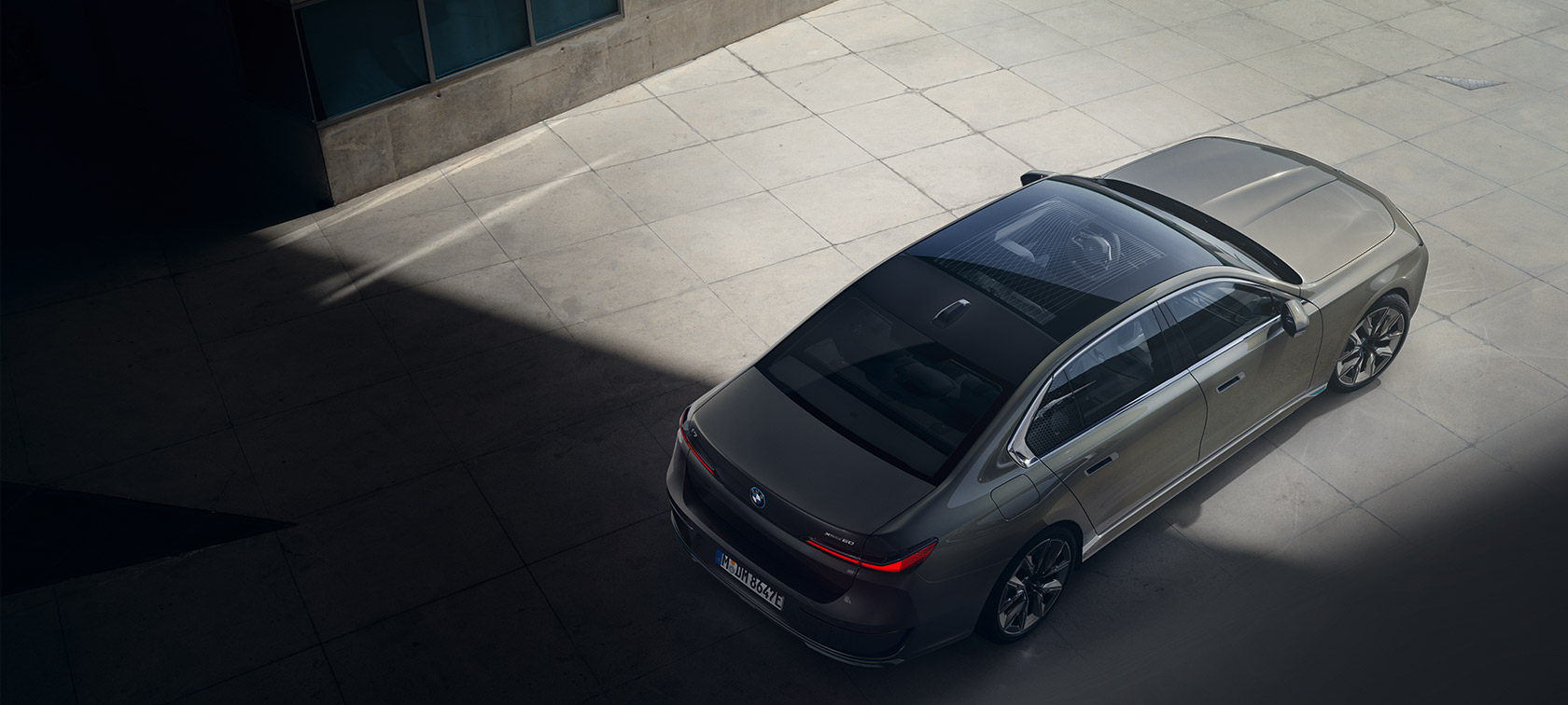 BMW i7 Sedan G70, üstten görünüm BMW i7 Sedan G70, BMW Individual Metalik Gri/Oxid, üstten görünüm