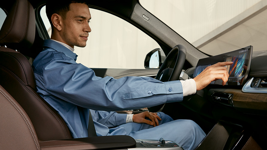 BMW iX1 U11 BEV, İç tasarım, Dokunmatik kullanım BMW iX1 U11 BEV, İç tasarım, Sürücü dokunmatik kullanımı, Kavisli Ekran