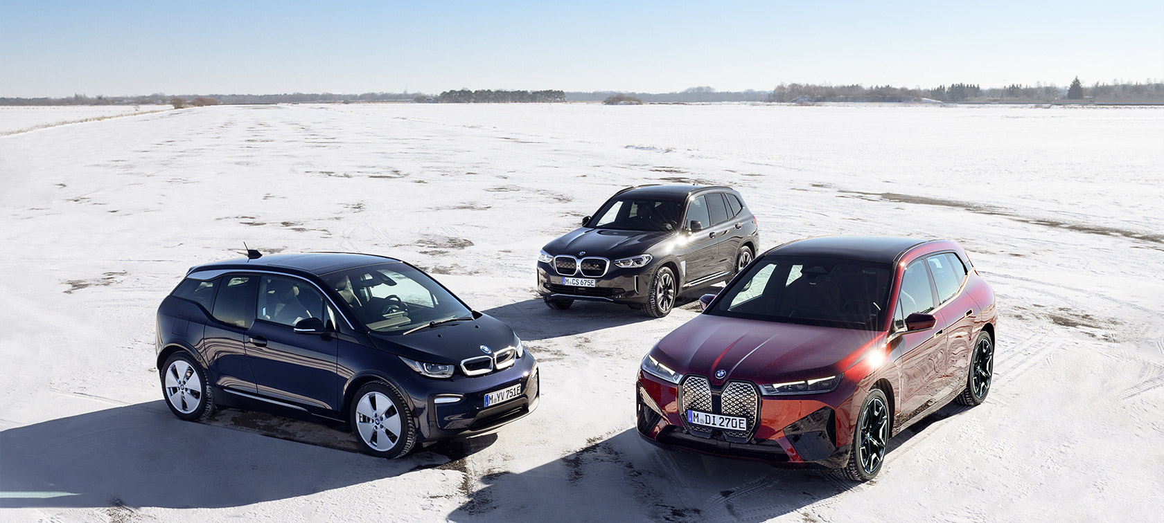 BMW elektrikli otomobillerin kumsal üzerinde yan çaprazdan kuş bakışı görünümü BMW i Serisi, BMW elektrikli otomobillerin kumsal üzerinde yan çaprazdan kuş bakışı görünümü