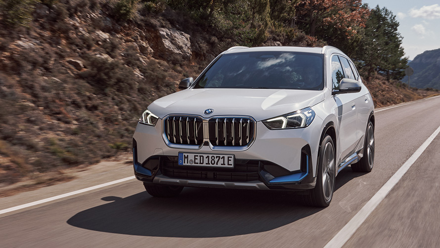 BMW iX1 U11 birinci nesil, yolda sürüş halinde çapraz önden görünüm BMW X Serisi BMW iX1 U11 birinci nesil, yolda sürüş halinde çapraz önden görünüm