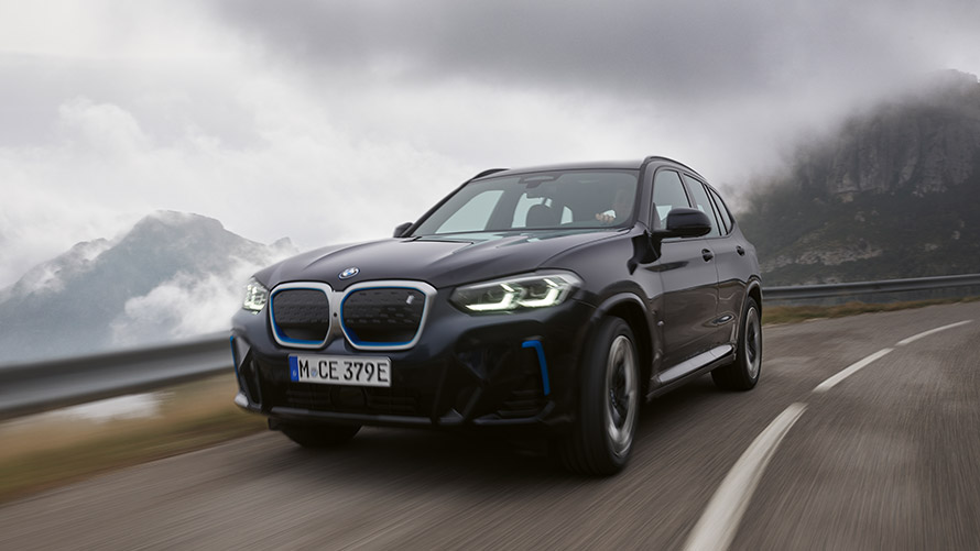 BMW iX3 G08, birinci neslin sürüş esnasında ön çaprazdan görünümü BMW i Serisi, BMW iX3 G08, birinci neslin sürüş esnasında ön çaprazdan görünümü