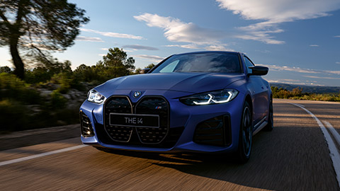 BMW i Serisi, BMW i4 M50, yol üzerinde sürüş esnasında ön çaprazdan görünüm