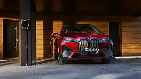 BMW i Serisi, BMW iX, şarj istasyonunda hareketsiz halde önden görünüm