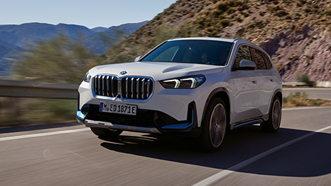 BMW X Serisi BMW iX1 U11 yolda sürüş sırasında yandan görünüm