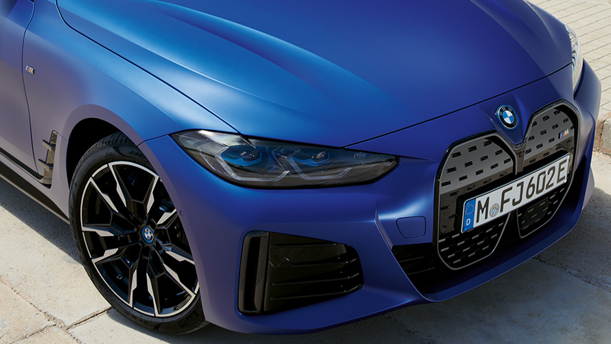 BMW i4 M50 G26, BMW Individual Metalik Mat Mavi/Portimao, sürüş sırasında ön çaprazdan üst görünüm