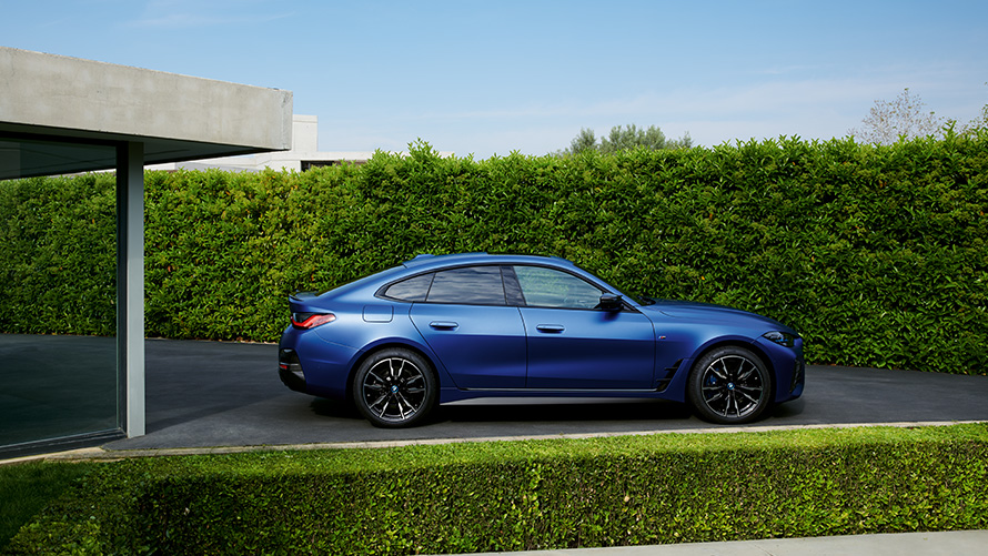 Arkadan görünüm, BMW i4 M50 G26, kır yolunda sürüş BMW i4 M50 G26, BMW Individual Metalik Mat Mavi/Portimao, kır yolunda sürüş sırasında arkadan görünüm