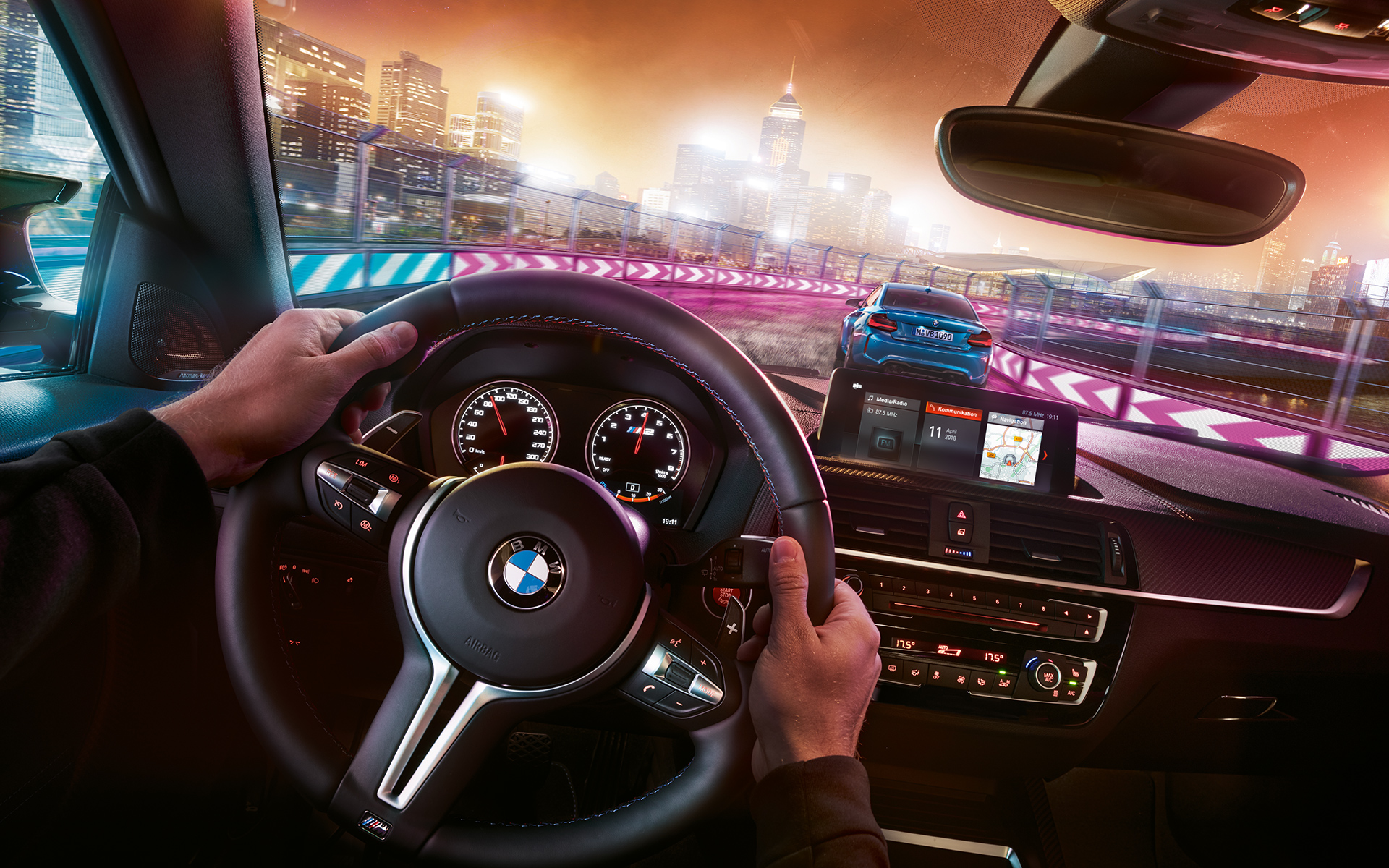 Yeni BMW M2 Competition kokpiti İki adet Yeni BMW M2 Competition otomobil gece yarış halinde, kokpitten görünüm.
