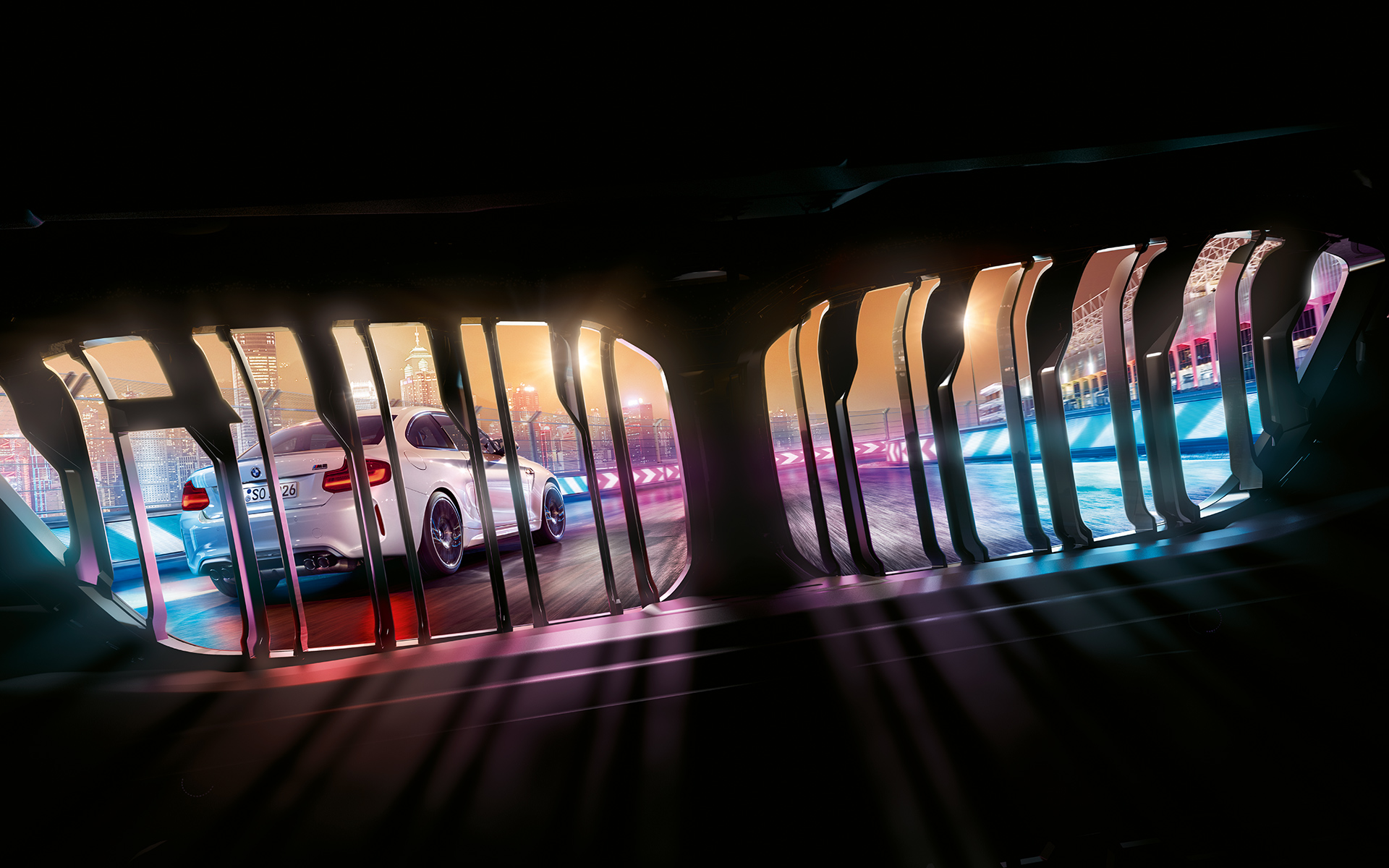 Yeni BMW M2 Competition Böbrek Izgaraları Gece yarış pistinde önde ilerleyen Yeni BMW M2 Competition’da BMW Böbrek Izgaralarından görünüm.