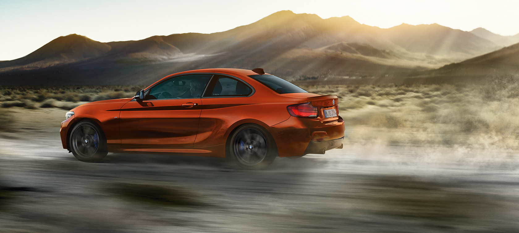 Sürüş dinamikleri BMW M240i Coupé Sürüş dinamikleri BMW M240i Coupé F22 2017 Metalik Turuncu/Sunset yandan görünüm