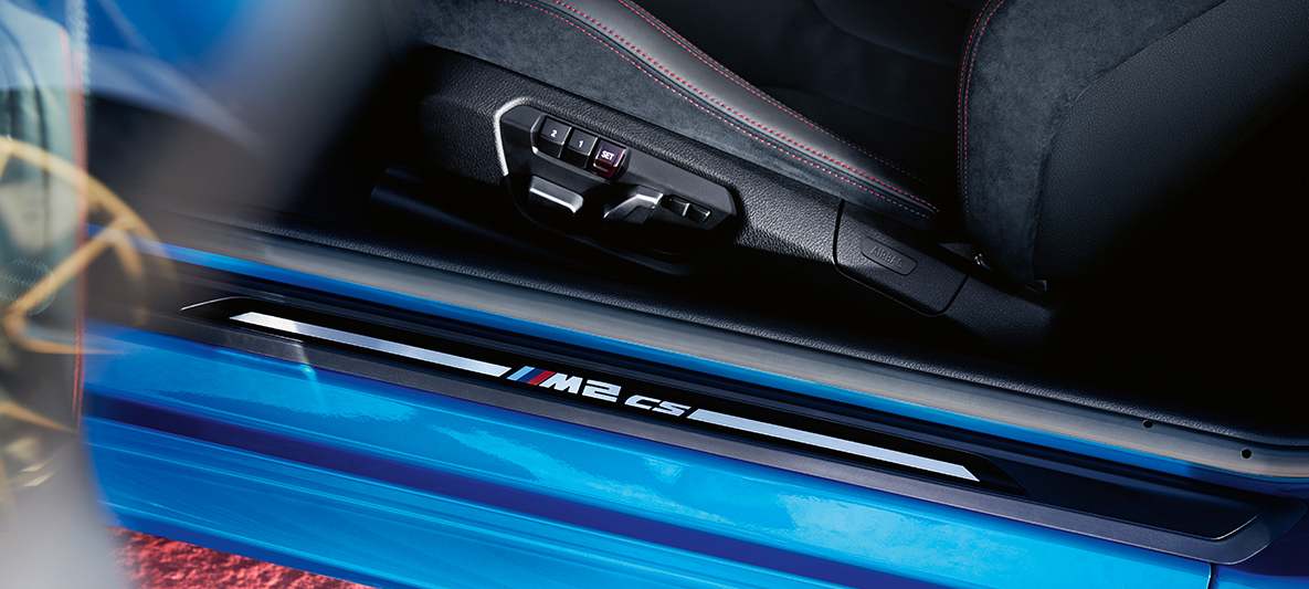 Kapı eşik kaplamaları BMW M2 CS Kapı eşik kaplamaları BMW M2 CS F87 Metalik Mavi/Misano detaylı görünüm