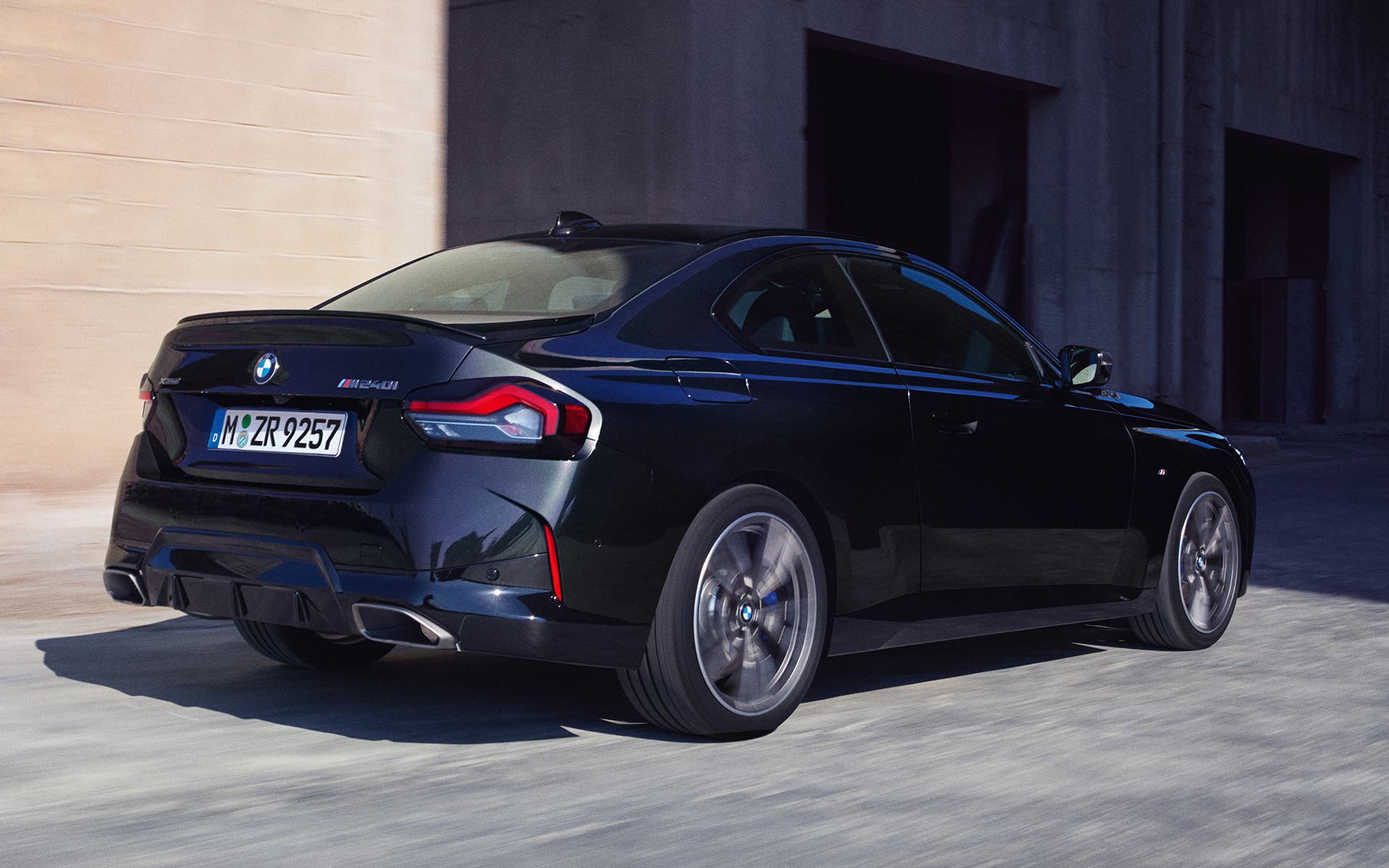 Yeni BMW M240i G42, Atletik arka bölüm Atletik arka bölüm, Yeni BMW M240i G42