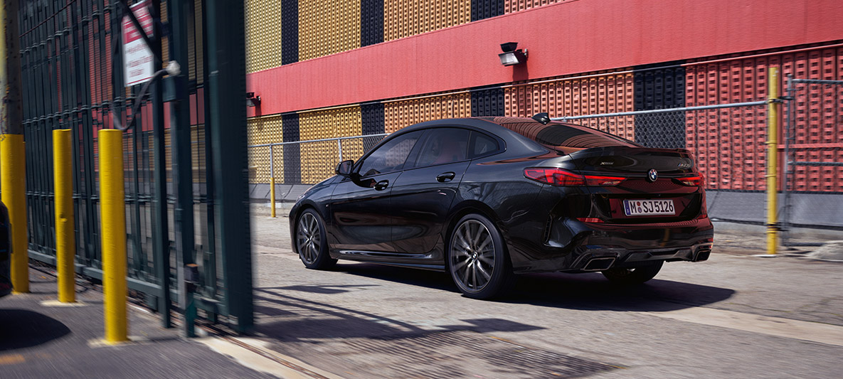 M Performance paketi BMW M235i xDrive Gran Coupé M Performance paketi BMW M235i xDrive Gran Coupé Metalik Siyah/Sapphire F44 yandan görünüm