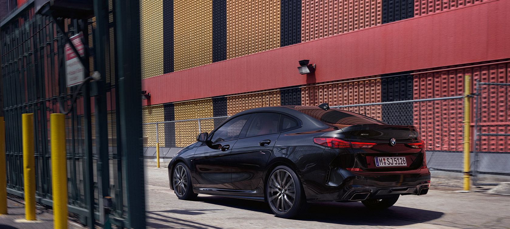 BMW M235i xDrive Gran Coupé yandan görünüm BMW M235i xDrive Gran Coupé Metalik Siyah/Sapphire F44 yandan görünüm
