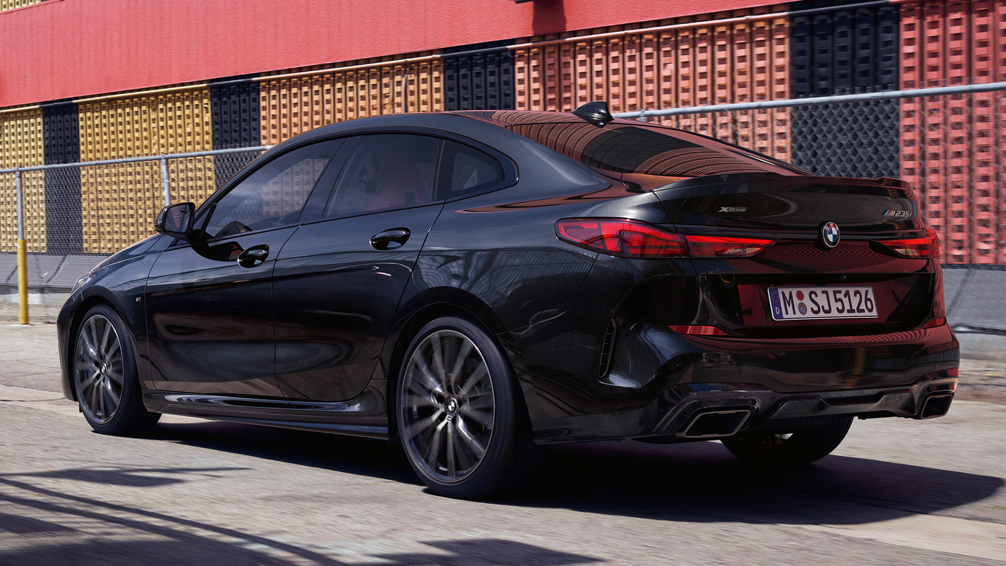 BMW M235i xDrive Gran Coupé arkadan görünüm BMW M235i xDrive Gran Coupé 2020 Metalik Siyah/Sapphire F44’ün dış tasarımı, arkadan görünüm