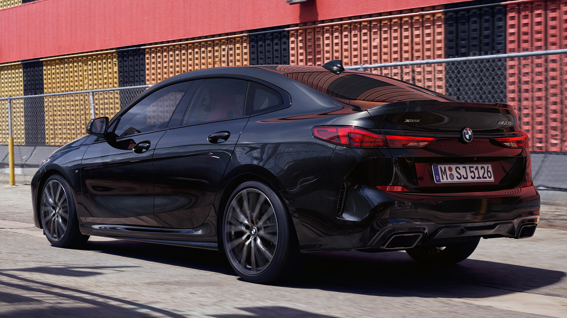 BMW M235i xDrive Gran Coupé’nin Coupé çizgisi Coupé çizgisi BMW M235i xDrive Gran Coupé 2020 Metalik Siyah/Sapphire F44 yandan görünüm