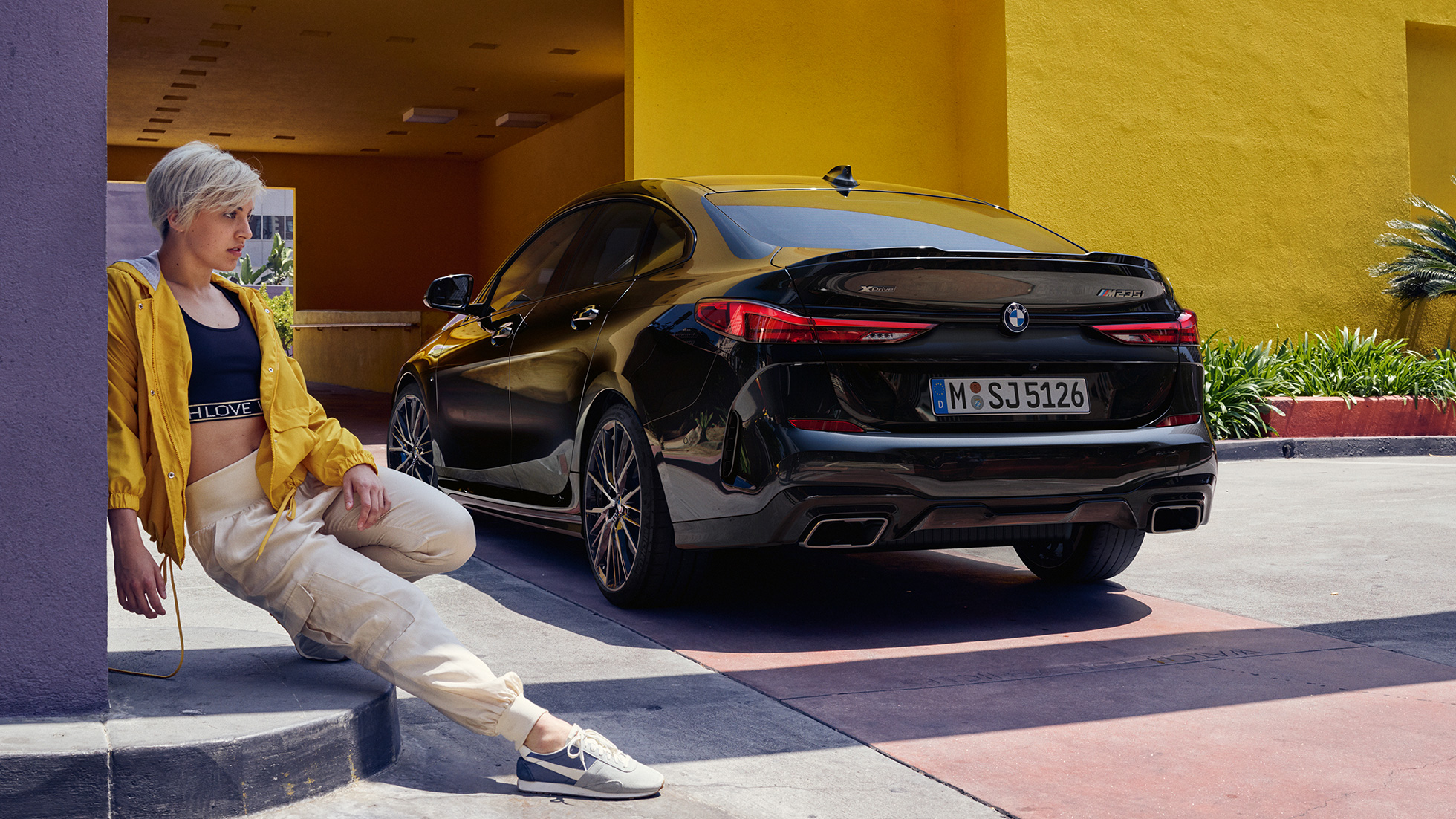 BMW M235i xDrive Gran Coupé’nin arka bölümü Atletik arka bölüm BMW M235i xDrive Gran Coupé 2020 Metalik Siyah/Sapphire F44 arkadan görünüm