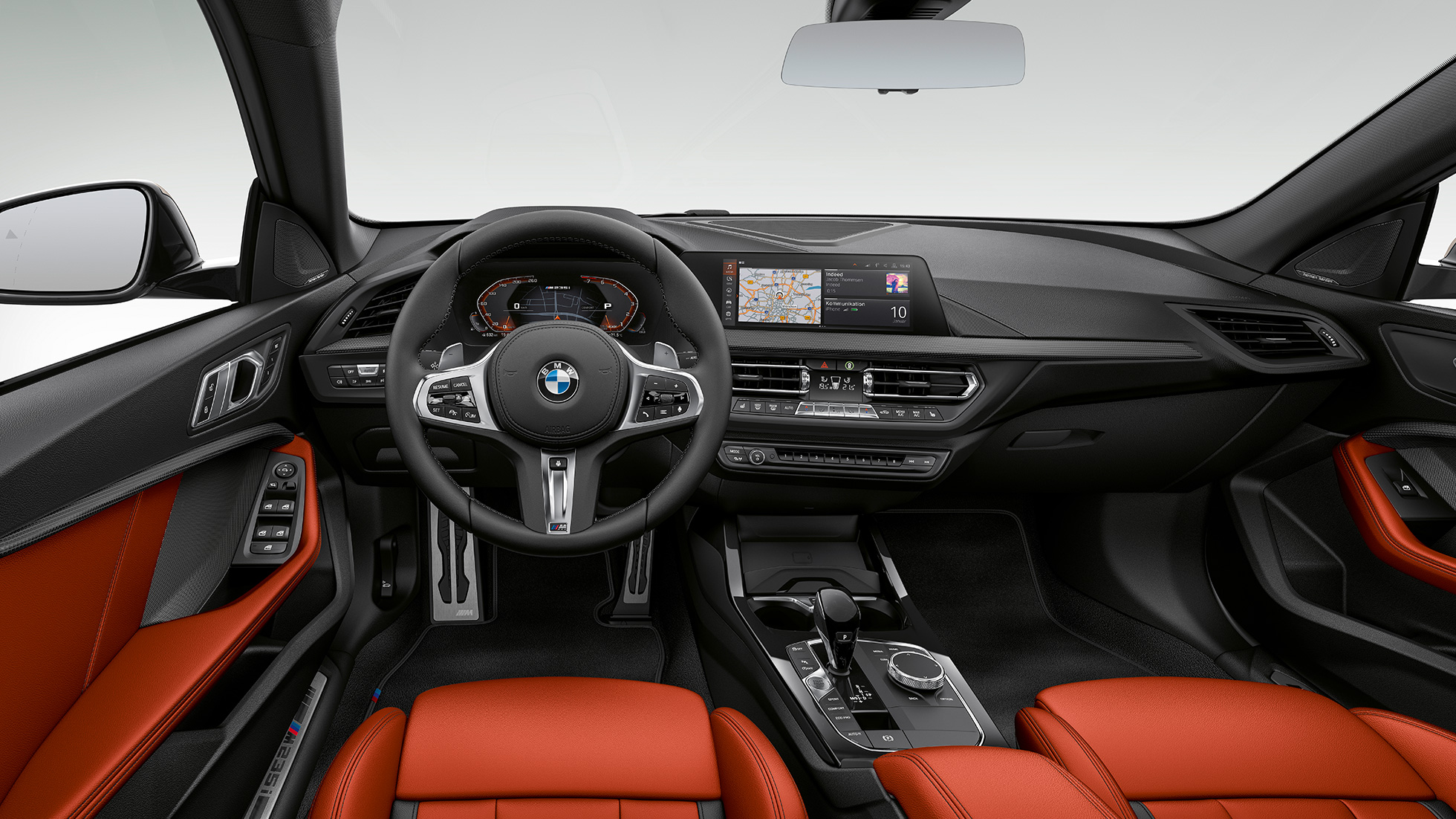 BMW M235i xDrive Gran Coupé’nin kokpiti Sürücü odaklı kokpit BMW M235i xDrive Gran Coupé 2020 F44 iç tasarım