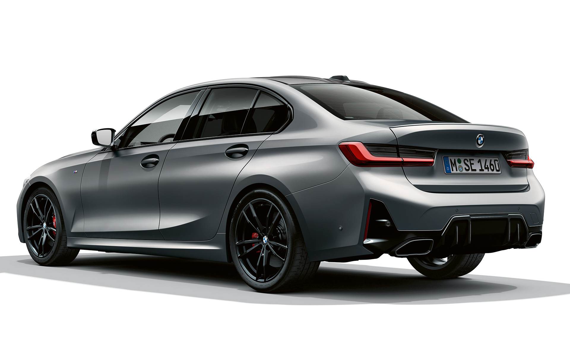 BMW M340i xDrive Sedan G20, BMW Individual Metalik Mat Gri/Pure Grey, arka çaprazdan görünüm, M arka spoyler