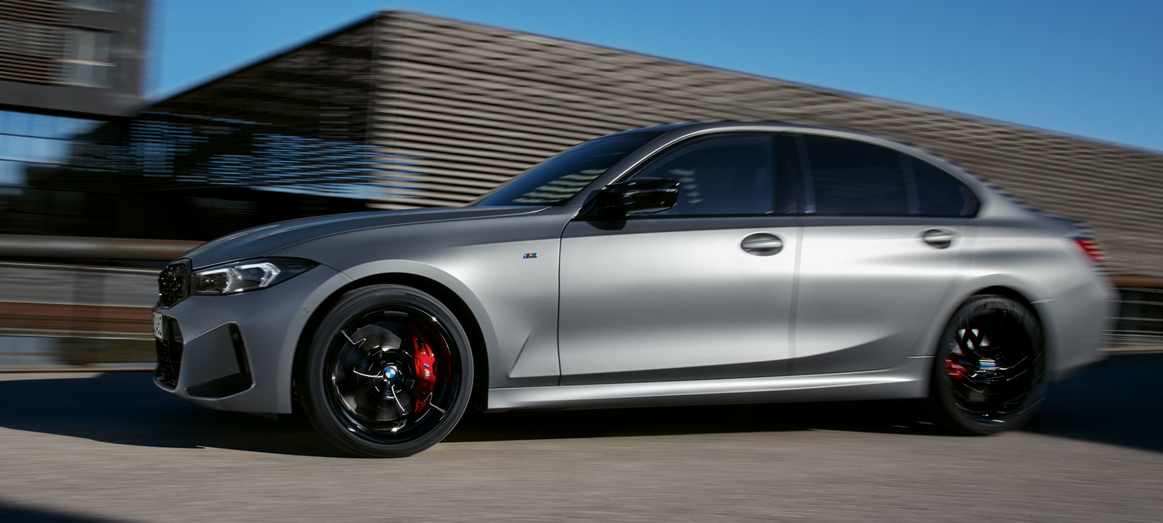 BMW M340i xDrive Sedan G20, BMW Individual Metalik Mat Gri/Pure Grey, yolda sürüş sırasında yandan görünüm