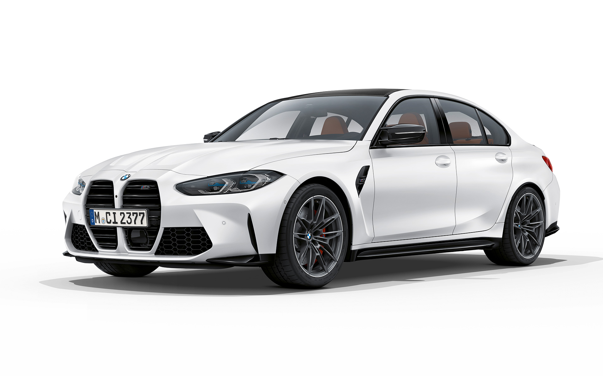 BMW M3 Competition G80, Metalik Mat Beyaz, ön çaprazdan görünüm