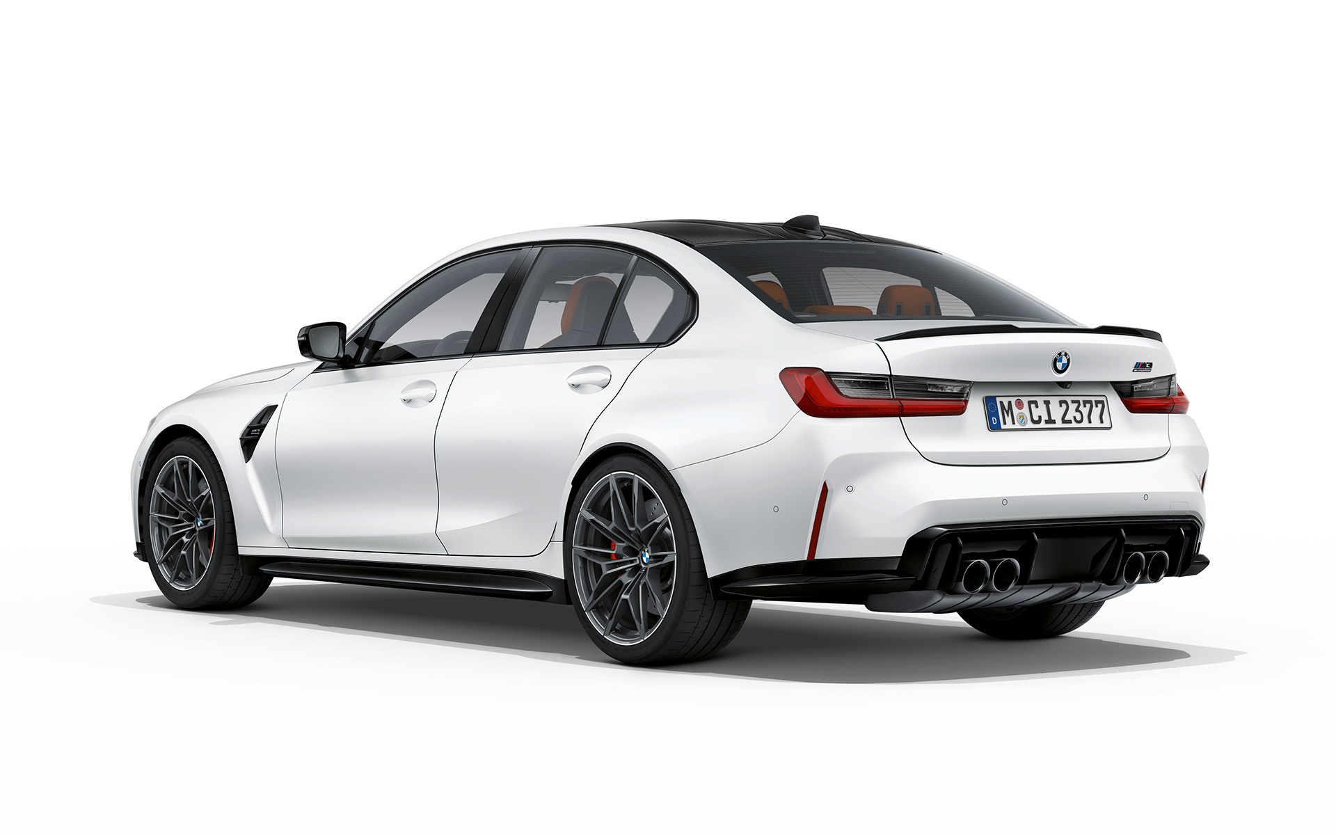 BMW M3 Competition G80, Metalik Mat Beyaz, arka çaprazdan görünüm