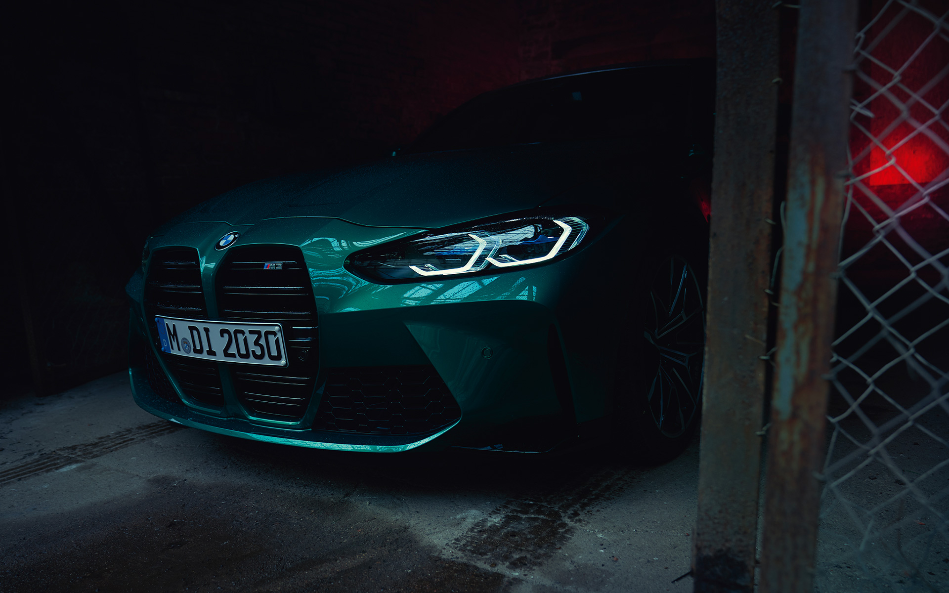 BMW M3 Sedan G80, Metalik Yeşil/Isle of Man, ön yandan görünüm