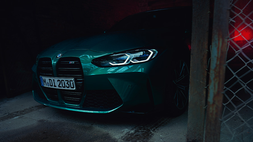 BMW M3 Sedan G80, Metalik Yeşil/Isle of Man, ön yandan görünüm