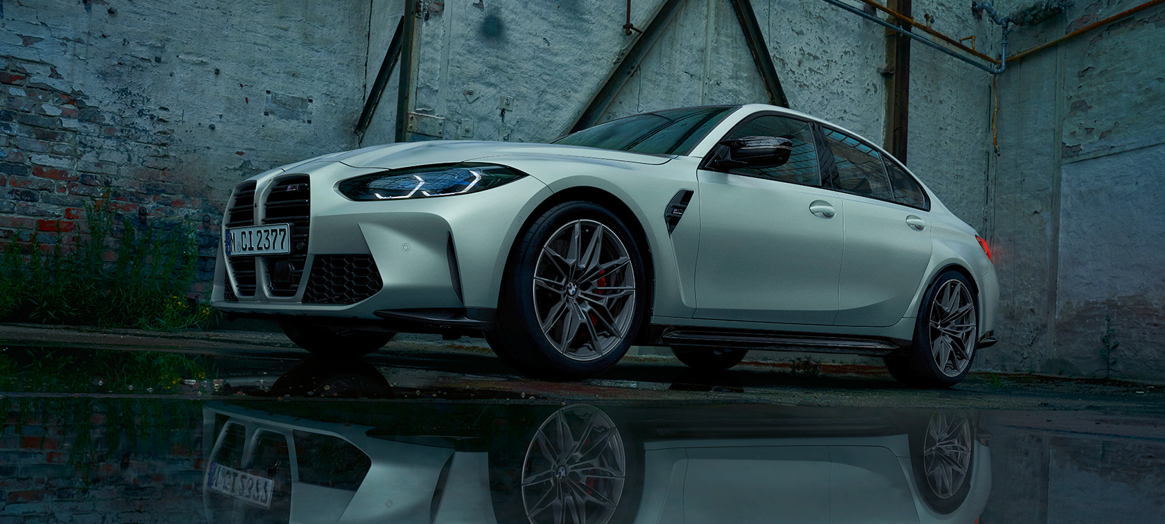 BMW M3 Competition G80, Metalik Mat Beyaz, ön çaprazdan görünüm