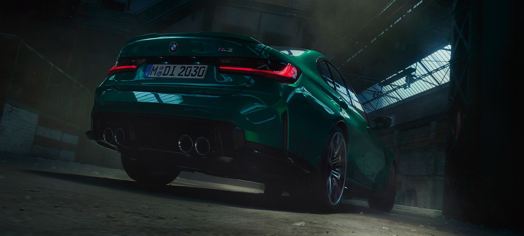 BMW M3 Sedan G80, Metalik Yeşil/Isle of Man, arka çaprazdan görünüm, alttan çekim