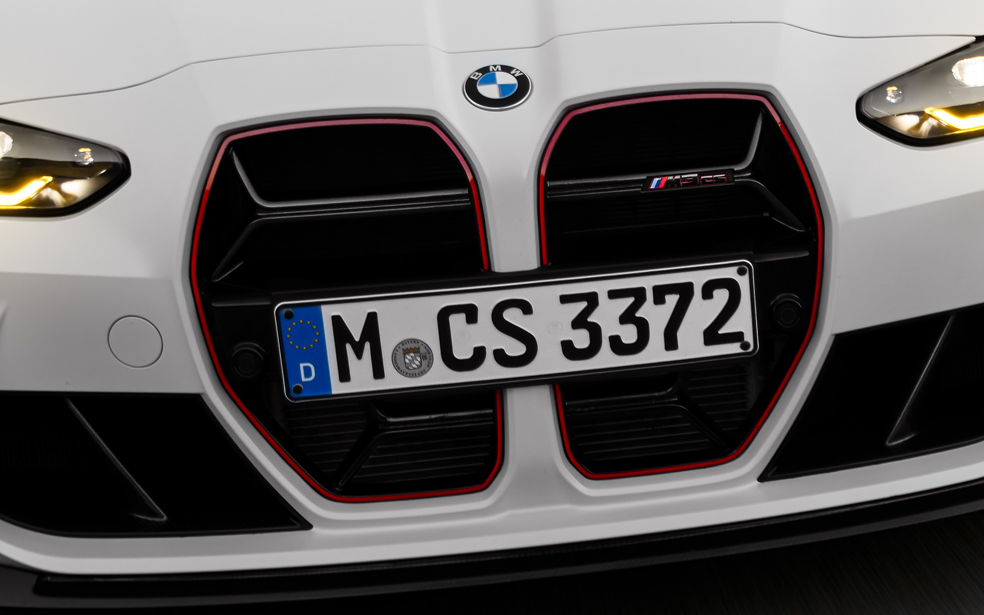Kırmızı özel model logosunu taşıyan CS modeline özel siyah Böbrek Izgaraları, BMW M3 CS G80 BMW M3 CS G80, kırmızı özel model logosunu taşıyan CS modeline özel siyah Böbrek Izgaraları, sürüş sırasında önden görünüm
