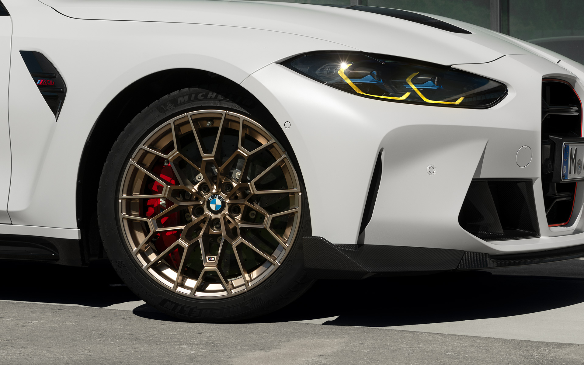 Hafif alaşım dövme jantlar (CS modeline özel tasarım), yarış lastikleriyle, BMW M3 CS G80 BMW M3 CS G80, Hafif alaşım dövme jantlar (CS modeline özel tasarım), yarış lastikleriyle.