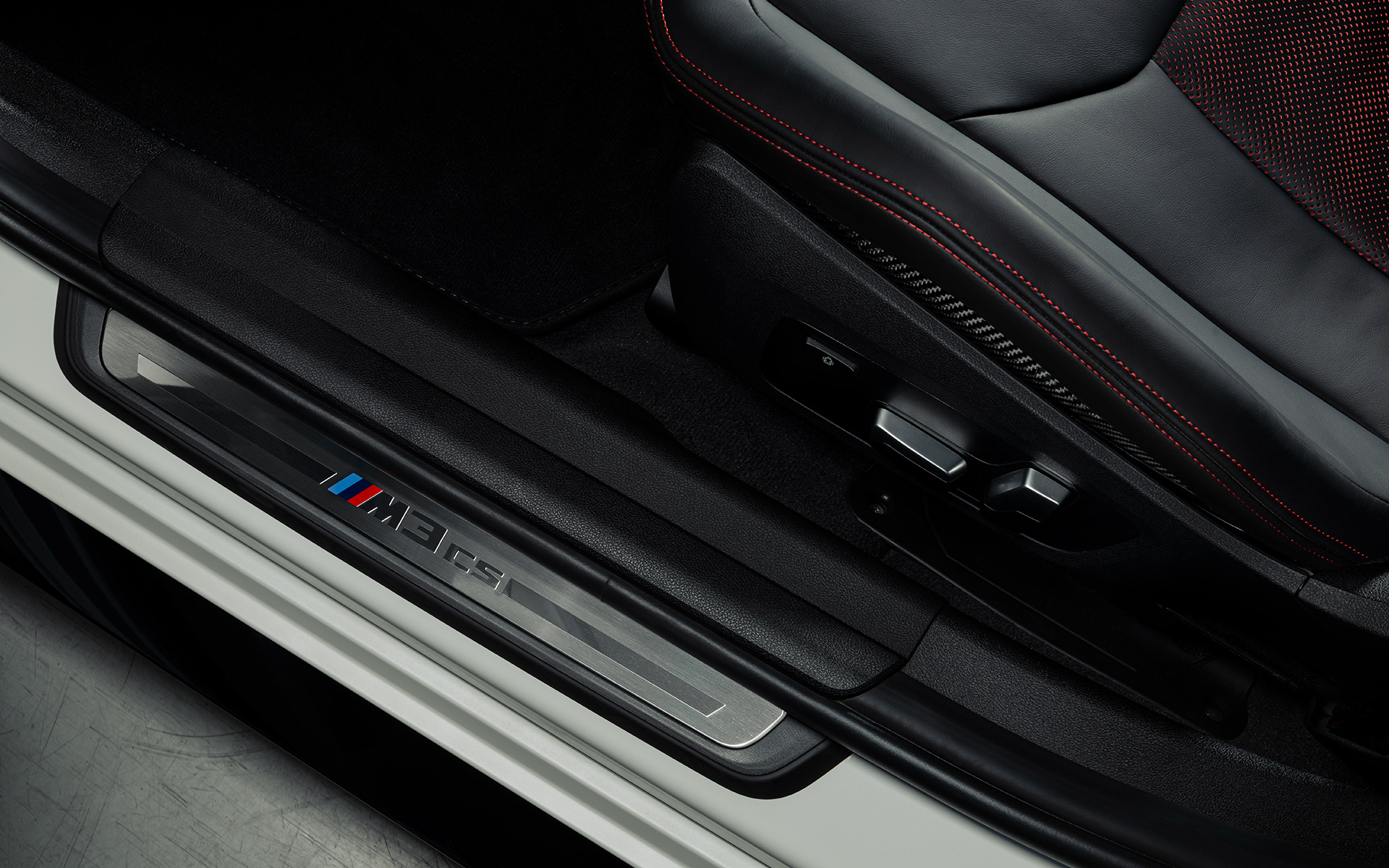 CS modeline özel kapı eşik kaplamaları, BMW M3 CS G80 BMW M3 CS G80 CS, CS modeline özel kapı eşik kaplamaları