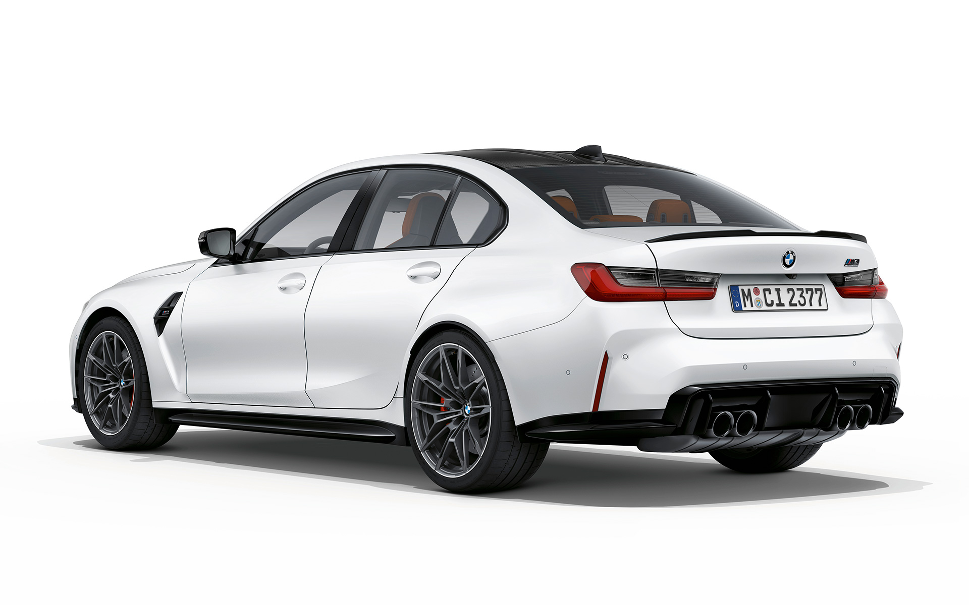 BMW M3 Competition G80, Metalik Mat Beyaz, arka çaprazdan görünüm