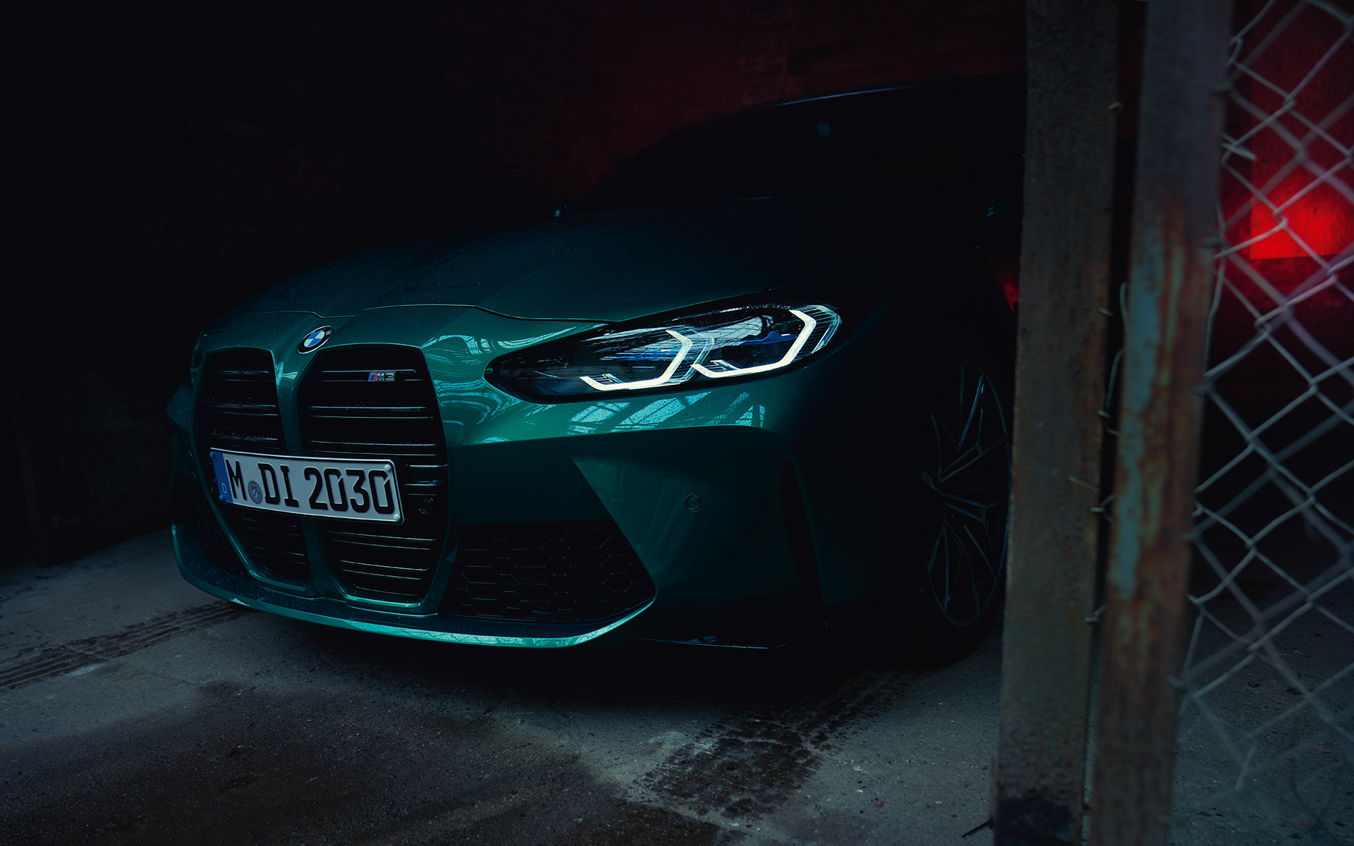 BMW M3 Sedan G80, Metalik Yeşil/Isle of Man, ön yandan görünüm