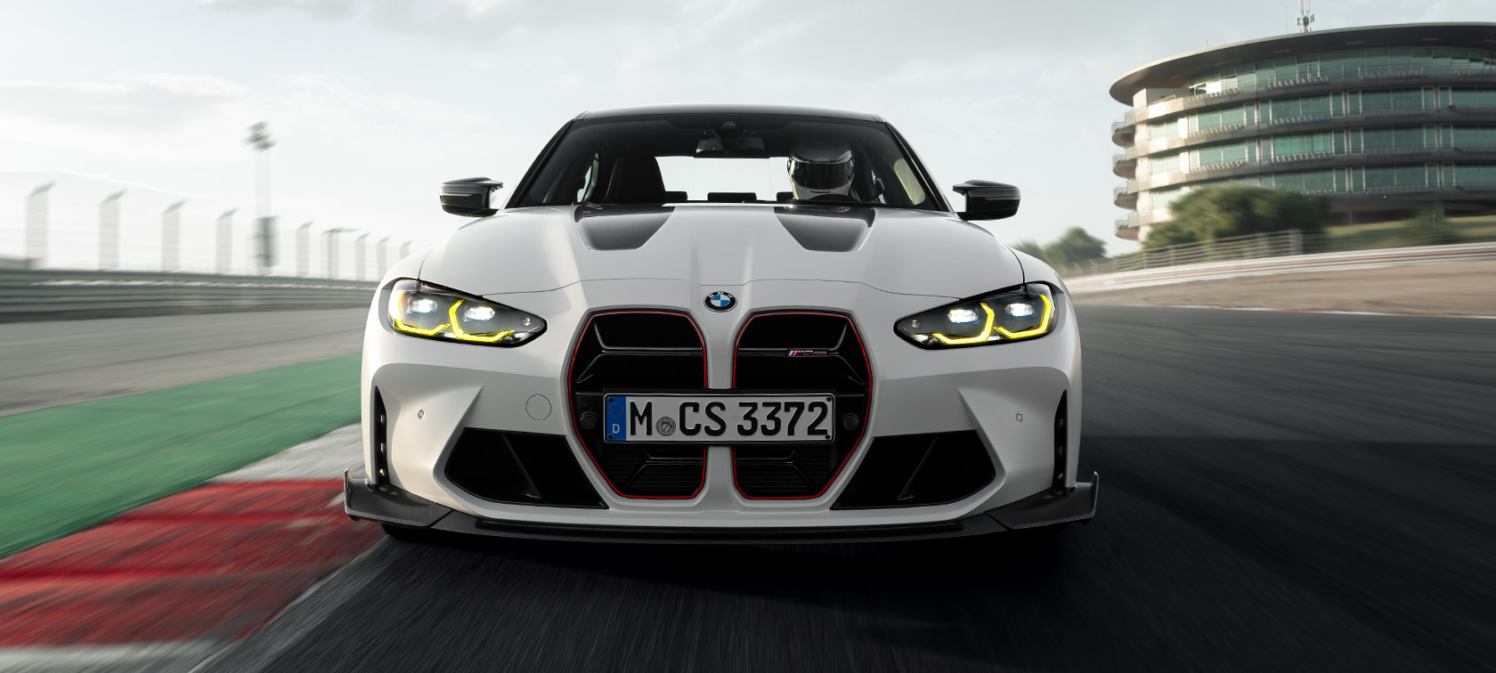 BMW M Performance Parçaları, BMW M3 CS G80 BMW M3 CS G80, BMW M Performance Parçaları, yarış pistinde sürüş sırasında ön çaprazdan görünüm