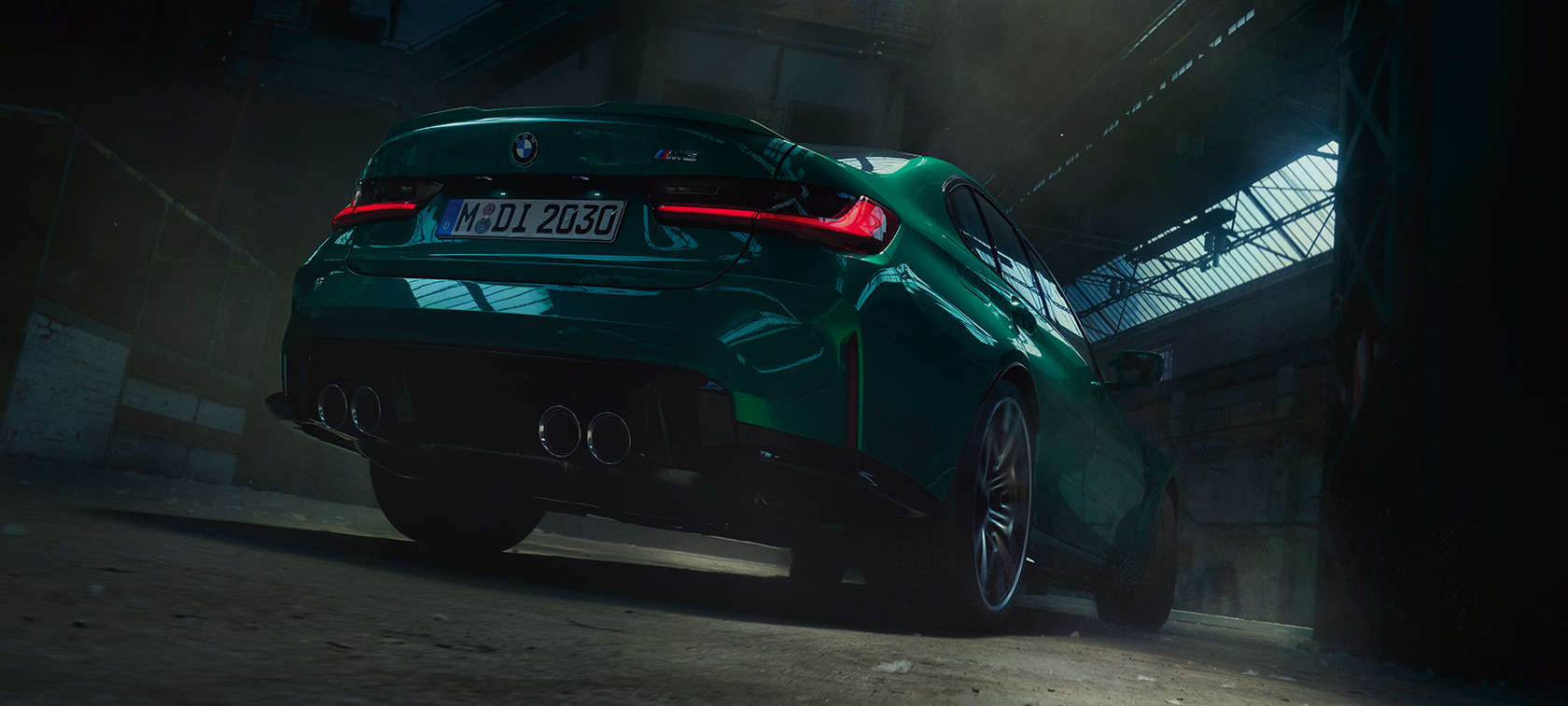 BMW M3 Sedan G80, arka çaprazdan görünüm, alttan çekim BMW M3 Sedan G80, Metalik Yeşil/Isle of Man, arka çaprazdan görünüm, alttan çekim