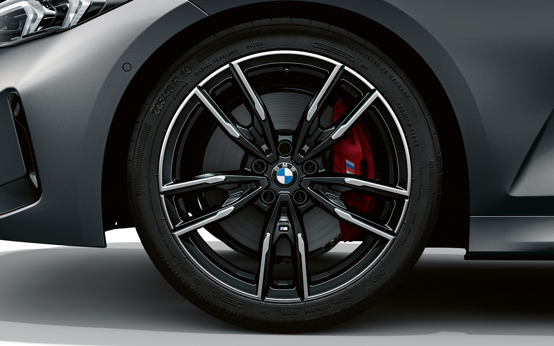 19 inç, Çift kollu, stil 792 M, Bicolor, Siyah, M hafif alaşım jantlar, BMW M340i xDrive Sedan G20 BMW M340i xDrive Sedan G20, BMW Individual Metalik Mat Gri/Pure Grey, 19 inç, Çift kollu, stil 792 M, Bicolor, Siyah, M hafif alaşım jantlar, yakın plan çekim
