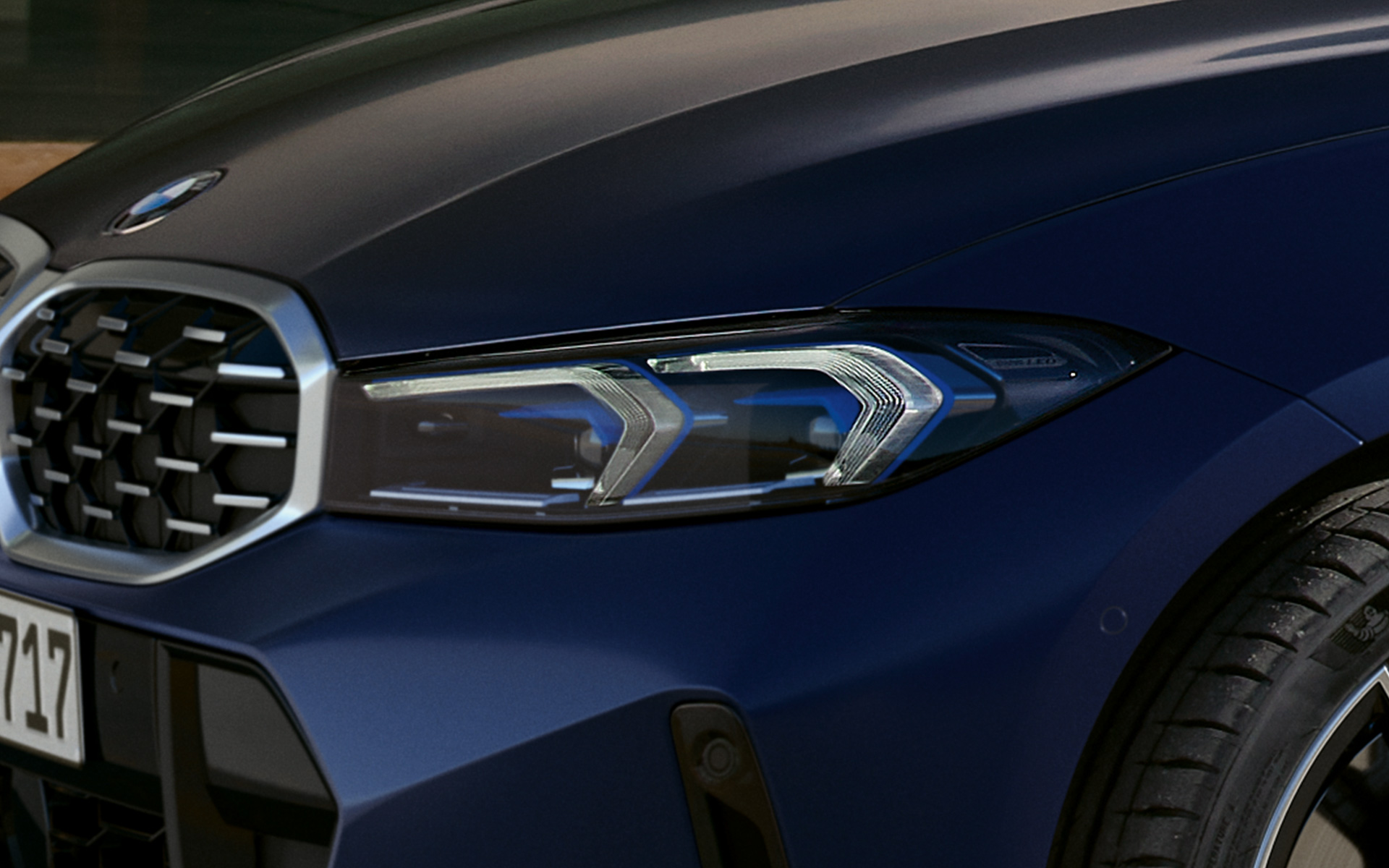 BMW M340i xDrive Touring G21, Metalik Mat Mavi/Tanzanite, LED ön farlar, yakın plan çekim BMW M340i xDrive Touring G21, Metalik Mat Mavi/Tanzanite, LED ön farlar, yakın plan çekim