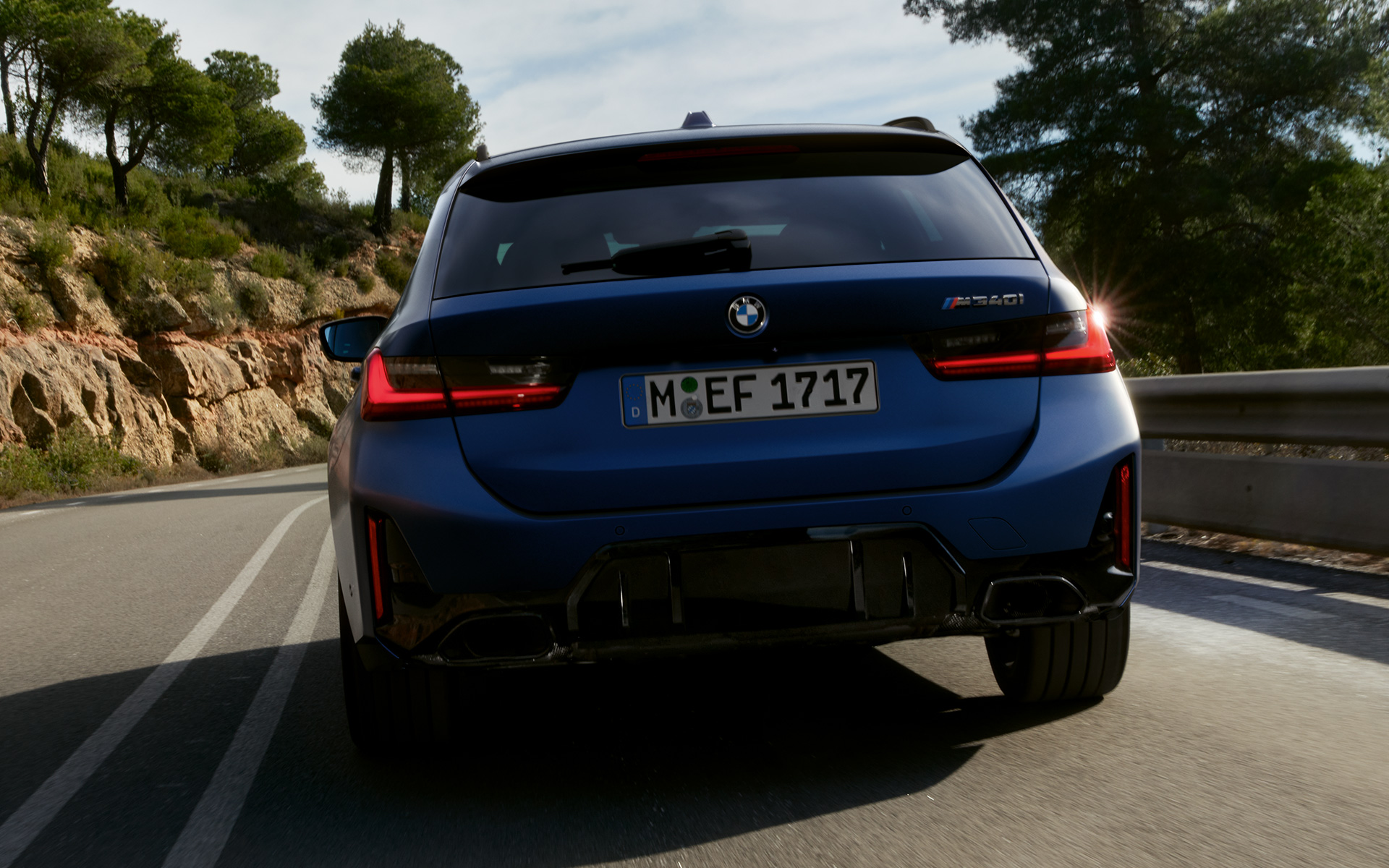 BMW M340i xDrive Touring G21, yolda sürüş sırasında arkadan görünüm BMW M340i xDrive Touring G21, Metalik Mat Mavi/Tanzanite, yolda sürüş sırasında arkadan görünüm