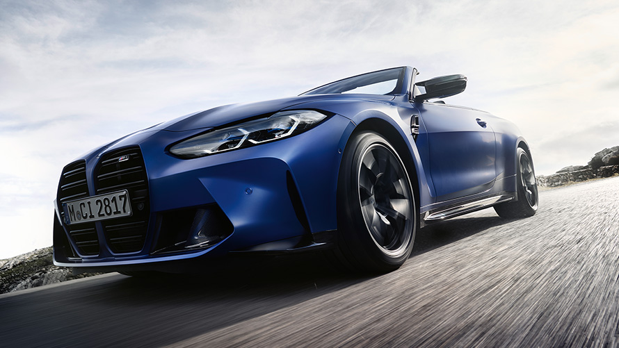 M xDrive özellikli BMW M4 Competition Cabrio G83, çift Böbrek Izgaraları ile önden görünüm M xDrive özellikli BMW M4 Competition Cabrio G83, BMW Individual Metalik Mat Mavi/Portimao, ön tasarım, Böbrek Izgaralarının alçak açıdan görünümü