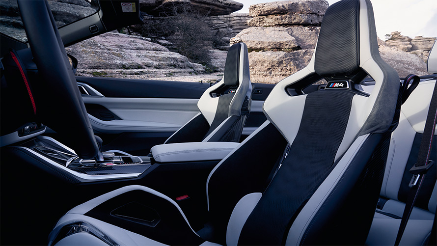 M Karbon pilot koltuklar, M xDrive özellikli BMW M4 Competition Cabrio G83, softtop tavan açık halde iç tasarım M xDrive özellikli BMW M4 Competition Cabrio G83, M Karbon pilot koltuklar, softtop tavan açık halde iç tasarım