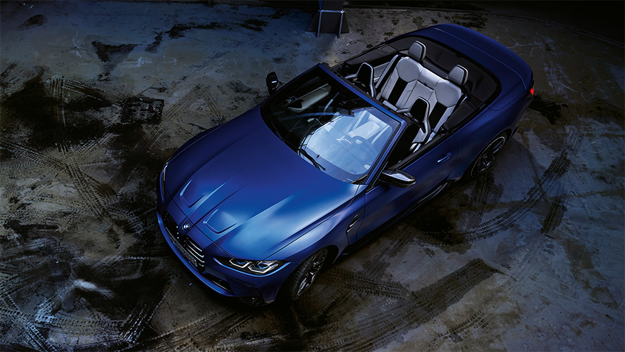 M xDrive özellikli BMW M4 Competition Cabrio G83, BMW Individual Metalik Mat Mavi/Portimao, softtop tavan açık halde üstten görünüm M xDrive özellikli BMW M4 Competition Cabrio G83, BMW Individual Metalik Mat Mavi/Portimao, softtop tavan açık halde üstten görünüm