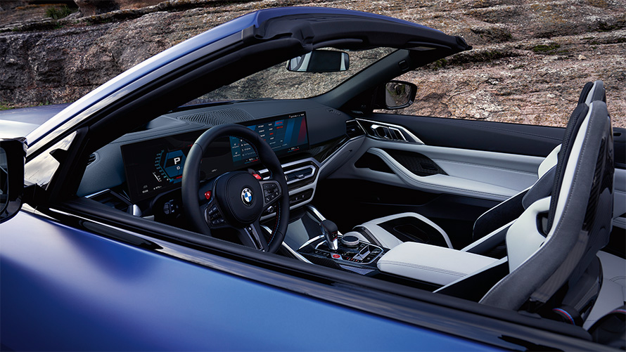 M xDrive özellikli BMW M4 Competition Cabrio G83, softtop tavan açık halde iç tasarım M xDrive özellikli BMW M4 Competition Cabrio G83, BMW Individual Metalik Mat Mavi/Portimao, softtop tavan açık halde kokpit ve iç tasarım