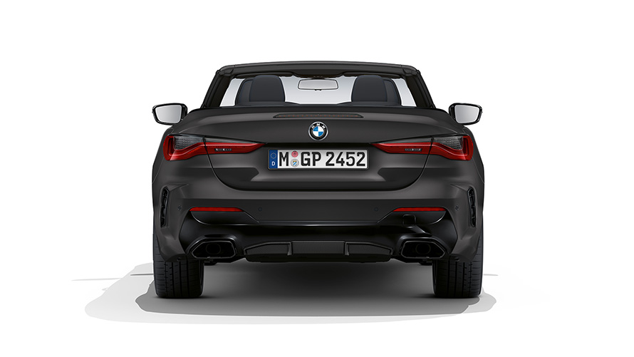 BMW M440i xDrive Cabrio G23, BMW Individual Metalik Mat Koyu Gri, softtop tavan açık halde arkadan görünüm